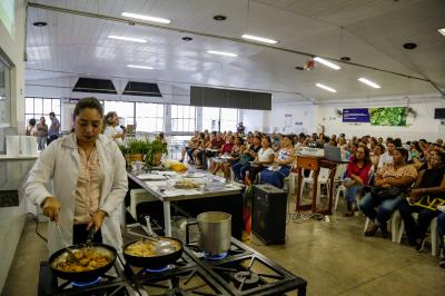 Mais de 600 merendeiras participam de curso de gastronomia