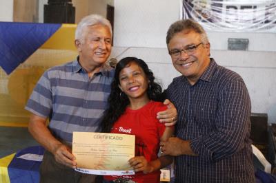 Prefeitura entrega certificados de qualificação a mais de 600 jovens e adultos