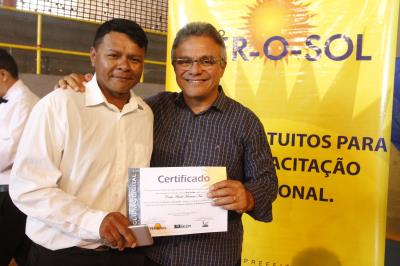 Prefeitura entrega certificados de qualificação a mais de 600 jovens e adultos