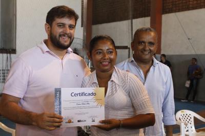 Prefeitura entrega certificados de qualificação a mais de 600 jovens e adultos
