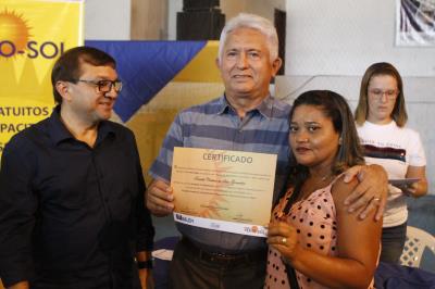 Prefeitura entrega certificados de qualificação a mais de 600 jovens e adultos