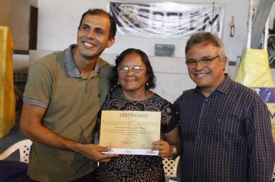 Prefeitura entrega certificados de qualificação a mais de 600 jovens e adultos