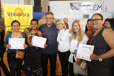 Prefeitura entrega certificados de qualificação a mais de 600 jovens e adultos