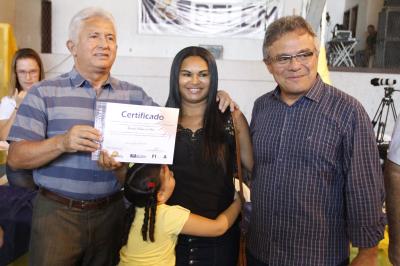 Prefeitura entrega certificados de qualificação a mais de 600 jovens e adultos