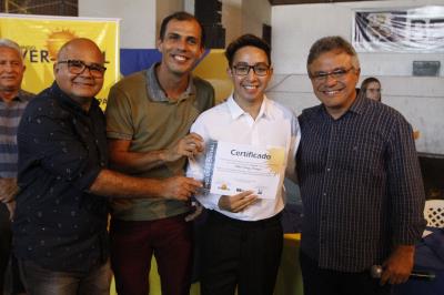 Prefeitura entrega certificados de qualificação a mais de 600 jovens e adultos