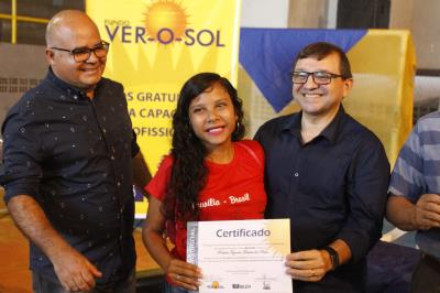 Prefeitura entrega certificados de qualificação a mais de 600 jovens e adultos
