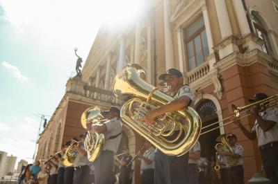 Pais são recebidos na praça da República pela Banda da Guarda Municipal