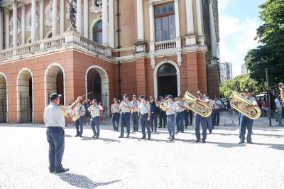 Pais são recebidos na praça da República pela Banda da Guarda Municipal