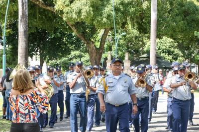 Pais são recebidos na praça da República pela Banda da Guarda Municipal