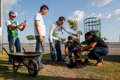 Prefeitura e comunidade cultivam mudas no Portal da Amazônia