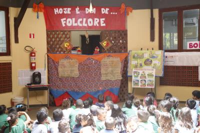 Escola Bosque encerra Semana do Folclore com exposição sobre lenda da boiúna