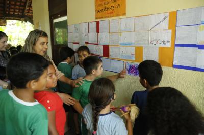 Escola Bosque encerra Semana do Folclore com exposição sobre lenda da boiúna