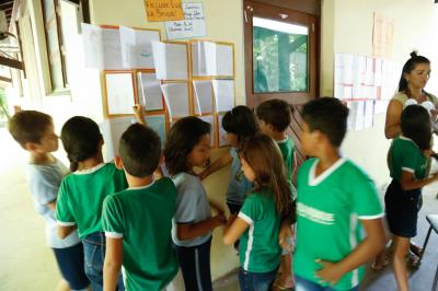 Escola Bosque encerra Semana do Folclore com exposição sobre lenda da boiúna