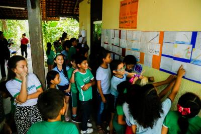 Escola Bosque encerra Semana do Folclore com exposição sobre lenda da boiúna