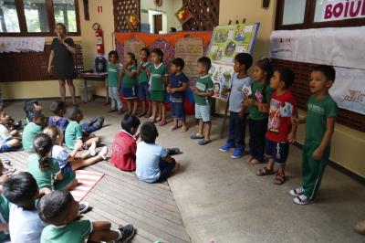 Escola Bosque encerra Semana do Folclore com exposição sobre lenda da boiúna