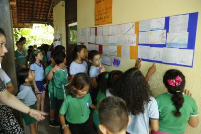 Escola Bosque encerra Semana do Folclore com exposição sobre lenda da boiúna