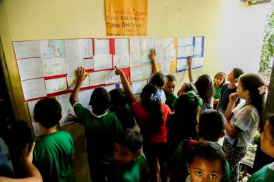 Escola Bosque encerra Semana do Folclore com exposição sobre lenda da boiúna