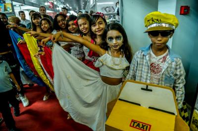 Alunos de escolas municipais apresentam atividades inclusivas na Feira do Livro