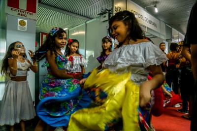 Alunos de escolas municipais apresentam atividades inclusivas na Feira do Livro