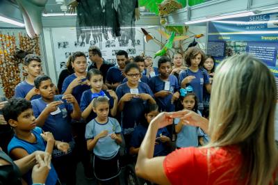 Alunos de escolas municipais apresentam atividades inclusivas na Feira do Livro