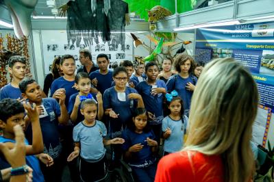 Alunos de escolas municipais apresentam atividades inclusivas na Feira do Livro