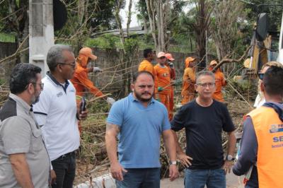 Prefeitura leva mutirão de limpeza à avenida Perimetral