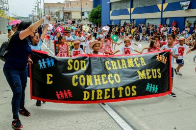 Garantia de direitos é destaque no desfile escolar de estudantes municipais