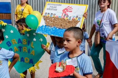 Garantia de direitos é destaque no desfile escolar de estudantes municipais