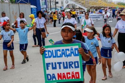 Garantia de direitos é destaque no desfile escolar de estudantes municipais