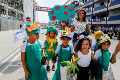 Garantia de direitos é destaque no desfile escolar de estudantes municipais