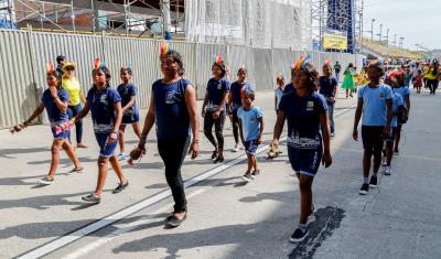 Garantia de direitos é destaque no desfile escolar de estudantes municipais