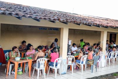 Famílias atendidas pelo CRAS Tapanã participam de curso de artesanato