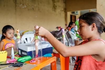 Famílias atendidas pelo CRAS Tapanã participam de curso de artesanato