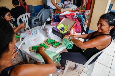 Famílias atendidas pelo CRAS Tapanã participam de curso de artesanato