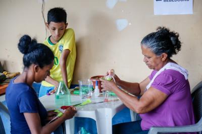Famílias atendidas pelo CRAS Tapanã participam de curso de artesanato