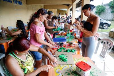 Famílias atendidas pelo CRAS Tapanã participam de curso de artesanato