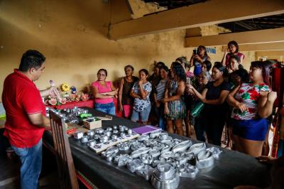 Famílias atendidas pelo CRAS Tapanã participam de curso de artesanato