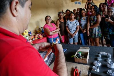 Famílias atendidas pelo CRAS Tapanã participam de curso de artesanato