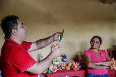 Famílias atendidas pelo CRAS Tapanã participam de curso de artesanato