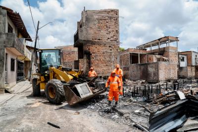 Prefeitura continua com assistência às famílias atingidas por incêndio na Pedreira