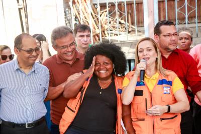 Prefeitura entrega benefícios a famílias atingidas pelo incêndio no bairro da Pedreira