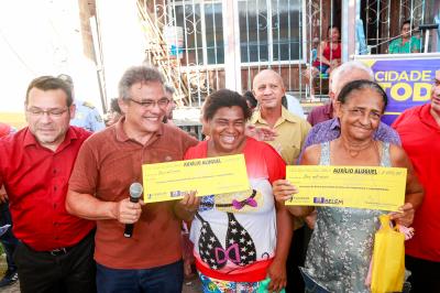 Prefeitura entrega benefícios a famílias atingidas pelo incêndio no bairro da Pedreira