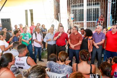 Prefeitura entrega benefícios a famílias atingidas pelo incêndio no bairro da Pedreira