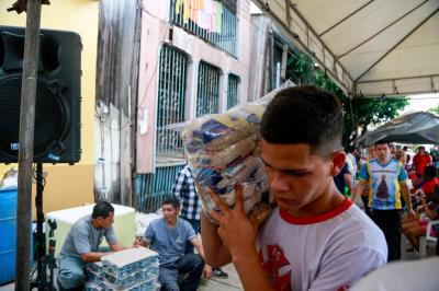 Prefeitura entrega benefícios a famílias atingidas pelo incêndio no bairro da Pedreira