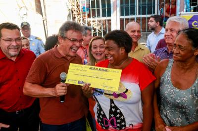 Prefeitura entrega benefícios a famílias atingidas pelo incêndio no bairro da Pedreira