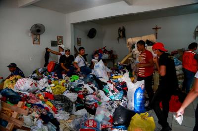 Prefeitura entrega benefícios a famílias atingidas pelo incêndio no bairro da Pedreira