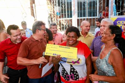 Prefeitura entrega benefícios a famílias atingidas pelo incêndio no bairro da Pedreira