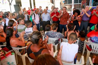 Prefeitura entrega benefícios a famílias atingidas pelo incêndio no bairro da Pedreira