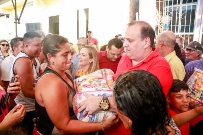 Prefeitura entrega benefícios a famílias atingidas pelo incêndio no bairro da Pedreira