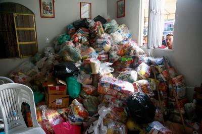 Prefeitura entrega benefícios a famílias atingidas pelo incêndio no bairro da Pedreira